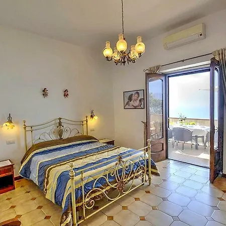 Sleeps 4 Air Con Wifi *