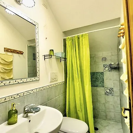 Sleeps 4 Air Con Wifi